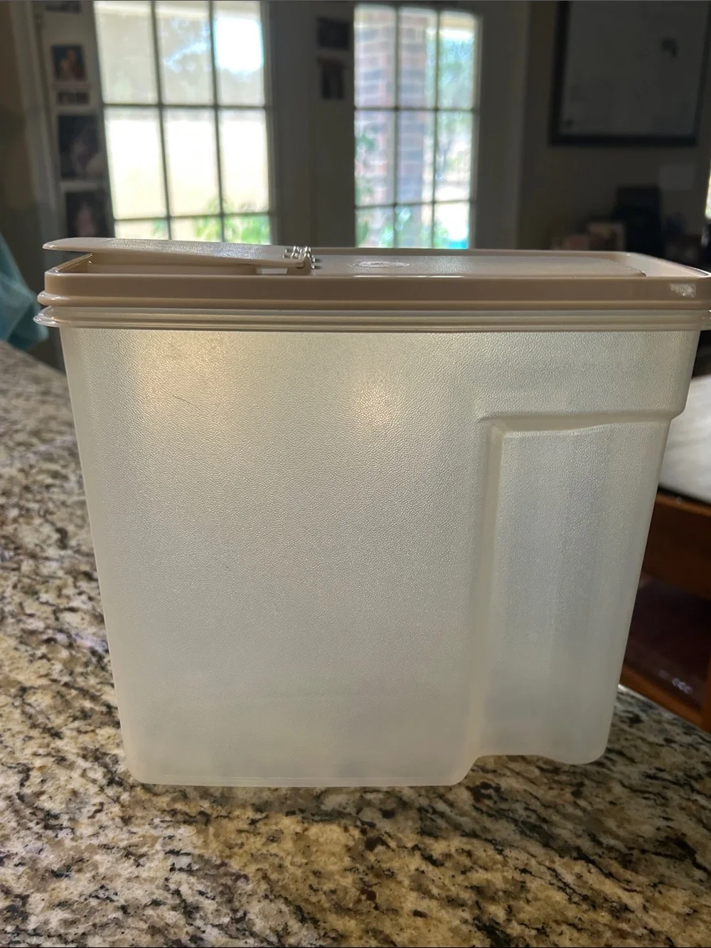 Rubbermaid 13 Cups Translucent Food Storage Container with Beige Lid